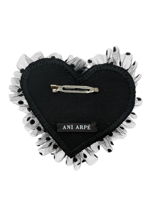 Broche coeur en tissu noir et plumetis noir arrière